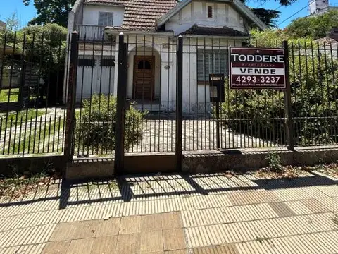 VENTA DE CASA DE ESTILO INGLES SOBRE CALLE ROCA AL 400 ADROGUE