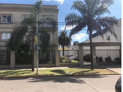 VENTA IMPECABLE DEPARTAMENTO  AMOBLADO Y COCHERA CENTRO DE MERLO