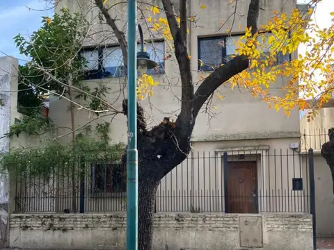 CASA RECICLADA DE 4 AMBIENTES