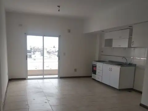 Dpto 2 amb. amplio c/ balcón a la calle