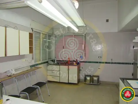 Venta - 2 LOCALES al FRENTE y SALON de EVENTOS ( casa 2 plantas ) - LOTE de 960 m2 - Sobre Yrigoyen