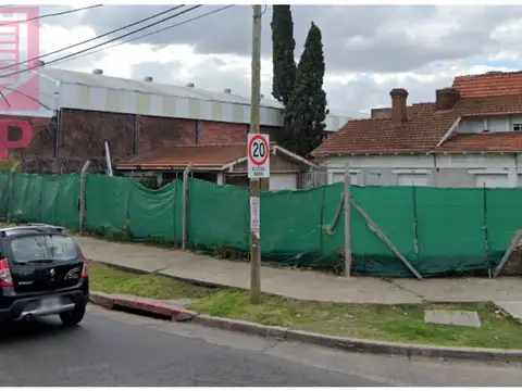 IMPONENTE LOTE EN ESQUINA