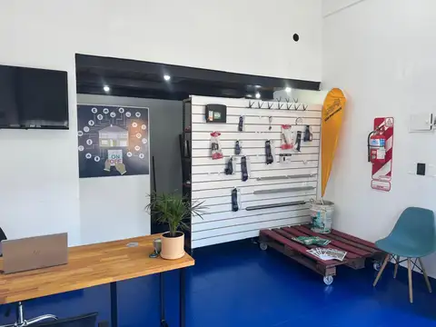 Local Comercial con deposito en entrepiso y frente vidriado