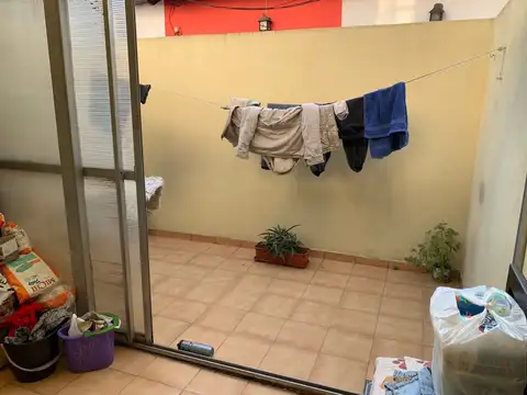 * EXCELENTE DUPLEX CON COCHERA Y PATIO *