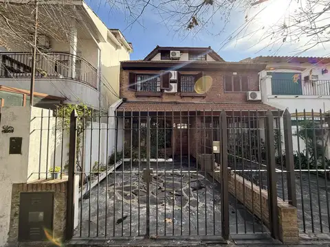 Triplex 5 ambientes con jardín en Olivos