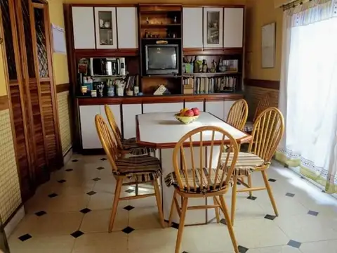 CASA  4 AMBS + DEPTO  COCHERA, PATIO Y TERRAZA LOMAS MIRADOR