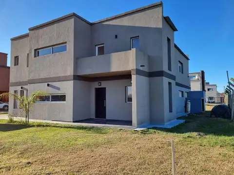 Venta casa 4 ambientes Casuarinas Premium Canning