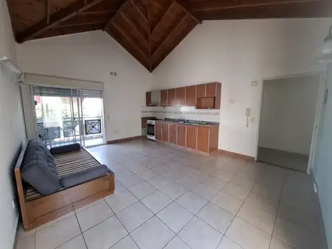 Departamento 2 y ½ ambientes con 2 balcones amplios primer piso por escalera