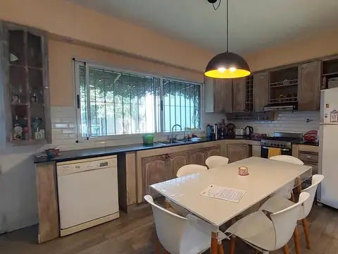 Casa en Lanús Oeste 4 am cochera, parque y quincho