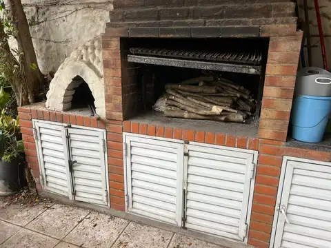 Casa de 3 plantas con pileta y cochera en Belgrano