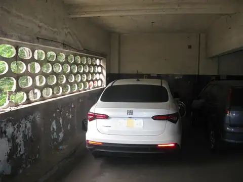 Cochera en venta por Florida Este