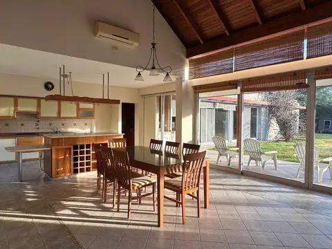 Casa 5 ambientes con piscina - Funes Hills