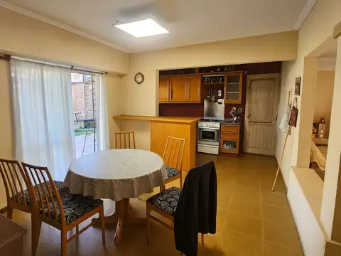 Casa 6 ambientes con 2 baños