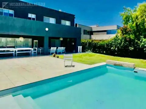 Casa 5 ambientes con 3 baños