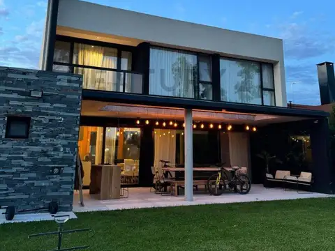 Casa en Venta con 4 cocheras