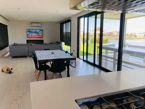 Casa 4 ambientes con 3 baños