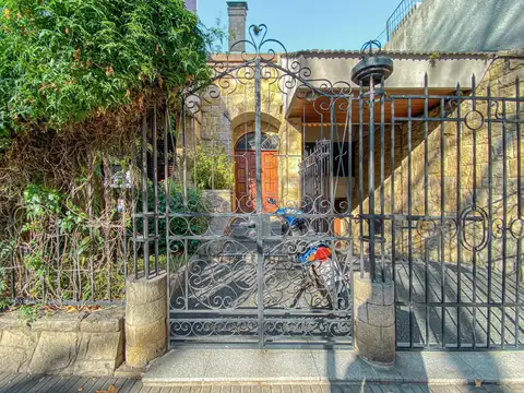 Casa 9 ambientes con 4 baños