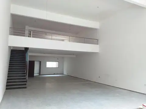 Cafferata 300, local con amplio frente, 230 m2 cubiertos.-