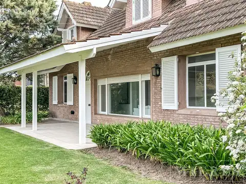 Casa en Alquiler con 2 cocheras