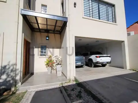 Casa en Venta con 4 cocheras