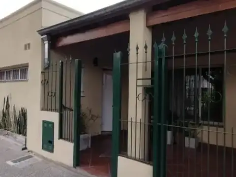 Casa en vena Pilar Centro. Impecable.-