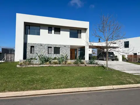 Casa 6 ambientes con 3 baños