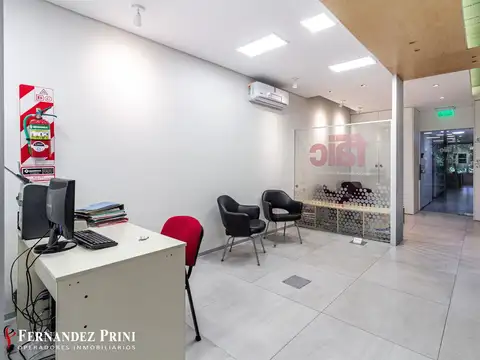 Excelente oficina planta libre de 113m­² con una cochera fija en Monserrat