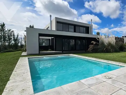 Casa a estrenar de 5 ambientes. Piscina con vista al lago.  Oportunidad.