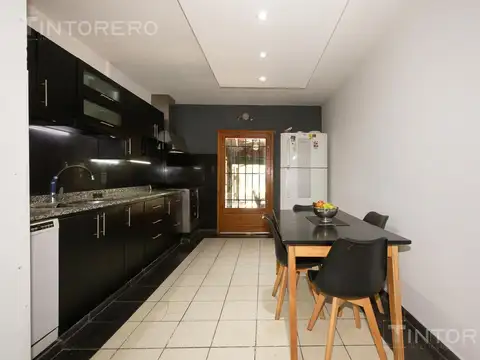 Casa 5 ambientes con 2 baños