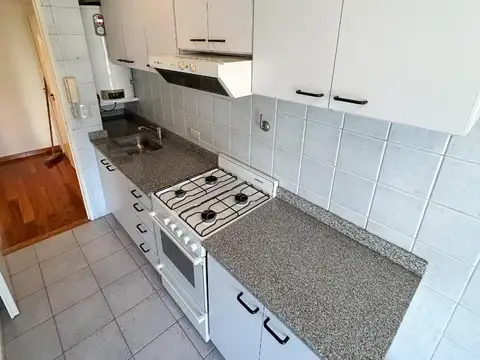 Departamento 2 ambientes muy luminoso, cerca de Directorio