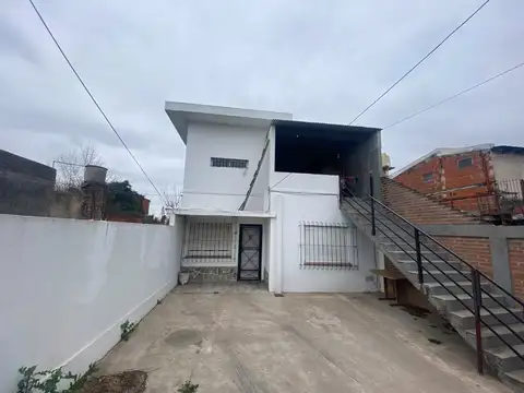 Casa e PH con entrada individual, patio y cochera