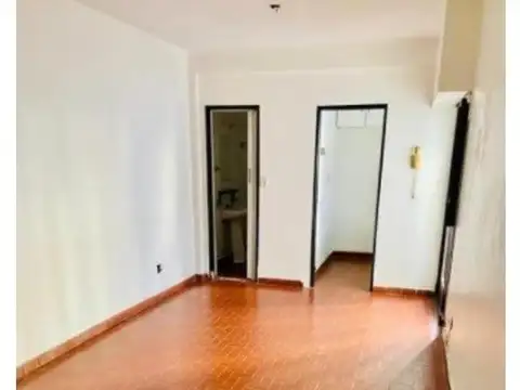 DEPARTAMENTO 1 AMB AMPLIO CON COCINA INDEPENDIENTE Y BALCÓN. A 2 CUADRAS AV, BAJAS EXPENSAS!