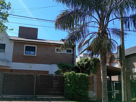 EN VENTA - CASA DE 3 DORMITORIOS CON PILETA - FISHERTON