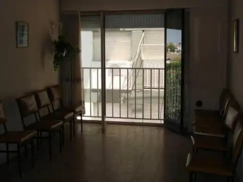 AMPLIO DEPARTAMENTO 4 AMBIENTES FRENTE, 80 M.2.