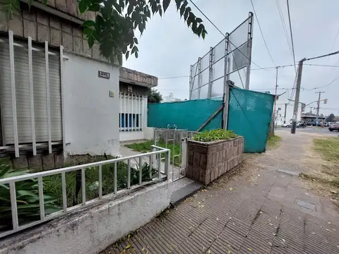 VENTA- Terreno en  esquina zona comercial en Villa Gobernador Galvez