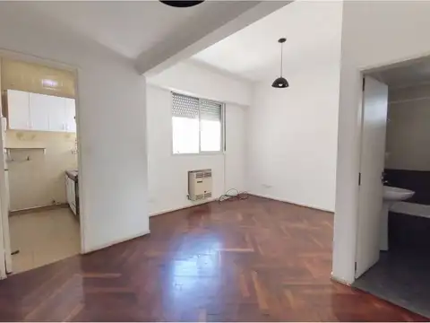 Luminoso departamento de 2 ambientes con vestidor.