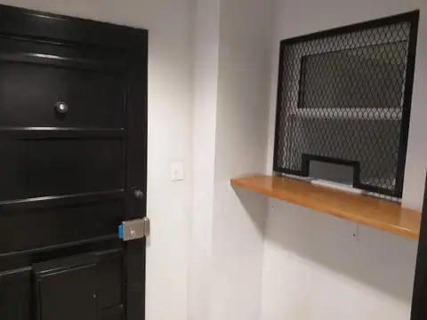 IMPECABLE ESQUINA C/OFICINAS Y AMPLIO DEPOSITO