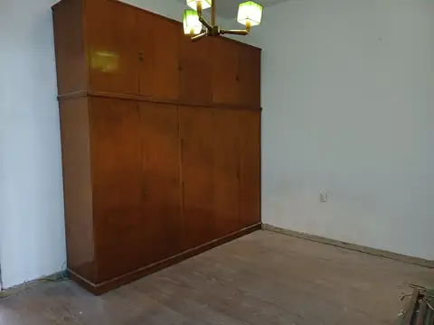 Casa en venta sobre lote de 226 m2. 3 ambientes. 2 Dormitorios. Living. Amplio parque c/ pileta y cuarto de guardado