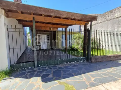 Casa en venta sobre lote de 226 m2. 3 ambientes. 2 Dormitorios. Living. Amplio parque c/ pileta y cuarto de guardado
