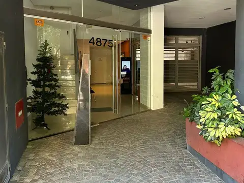 Monoambiente al frente con balcón en edificio de categoría con piscina y sector de parrilla.