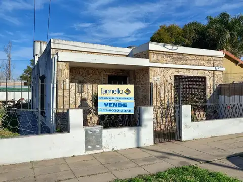 Hermosa casa en venta de 2 dormitorios sobre asfalto.