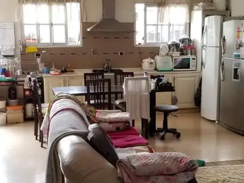 Casa 8 ambientes con 3 baños