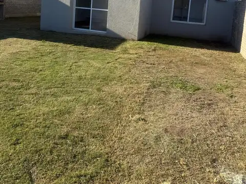 Casa en Alquiler con 2 cocheras