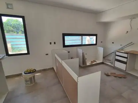 Casa 4 ambientes con 2 baños