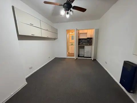 Oficina en impecable estado. Con kitchenette y baño a nuevo