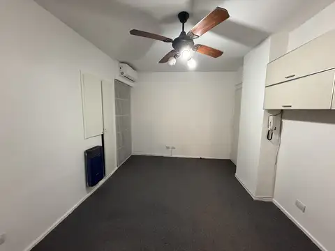 Oficina en impecable estado. Con kitchenette y baño a nuevo