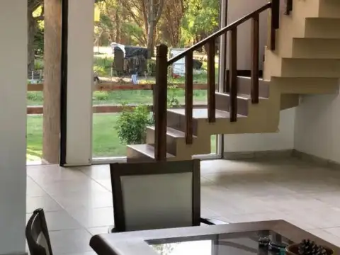 Casa 6 ambientes con 2 baños