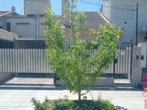 EXCELENTE CASA - PH RECICLADO DE 5 AMBIENTES EN 2 PLANTAS