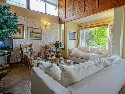 Casa en Venta con 2 cocheras