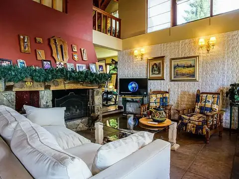 Casa 8 ambientes con 3 baños